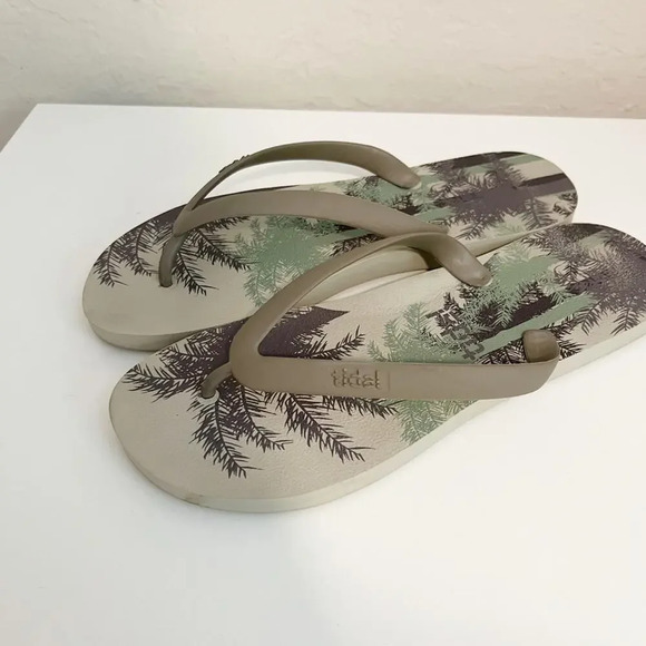 TIDAL Tropical Print Classic Flip Flops - Picture 5 of 9